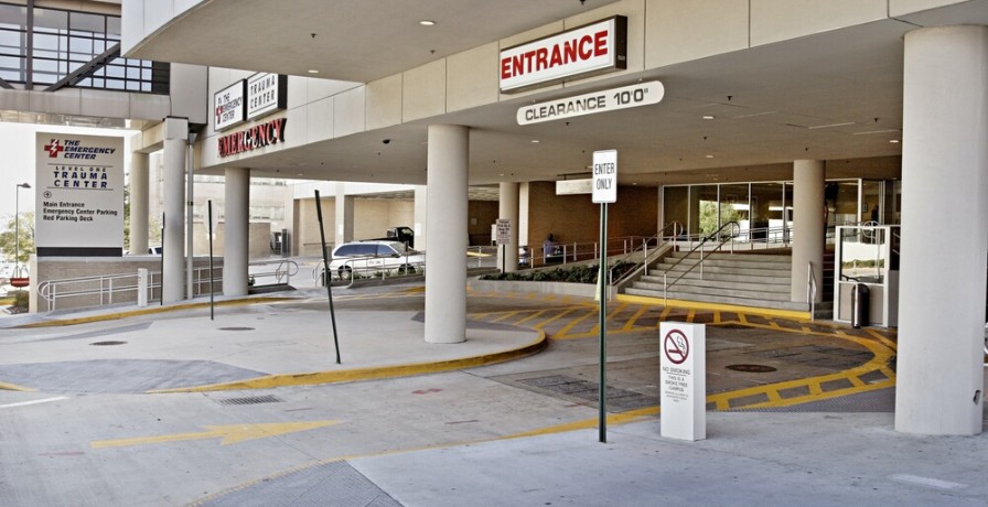 Emergency room entrance of the Medical Center of Central Georgia